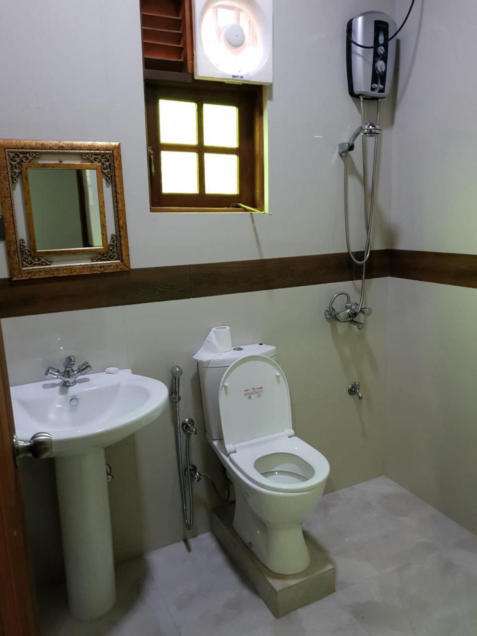 Ice Berg Apartment Dehiwala-Mount Lavinia Bagian luar foto