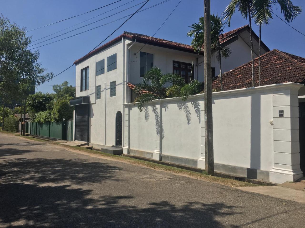Ice Berg Apartment Dehiwala-Mount Lavinia Bagian luar foto