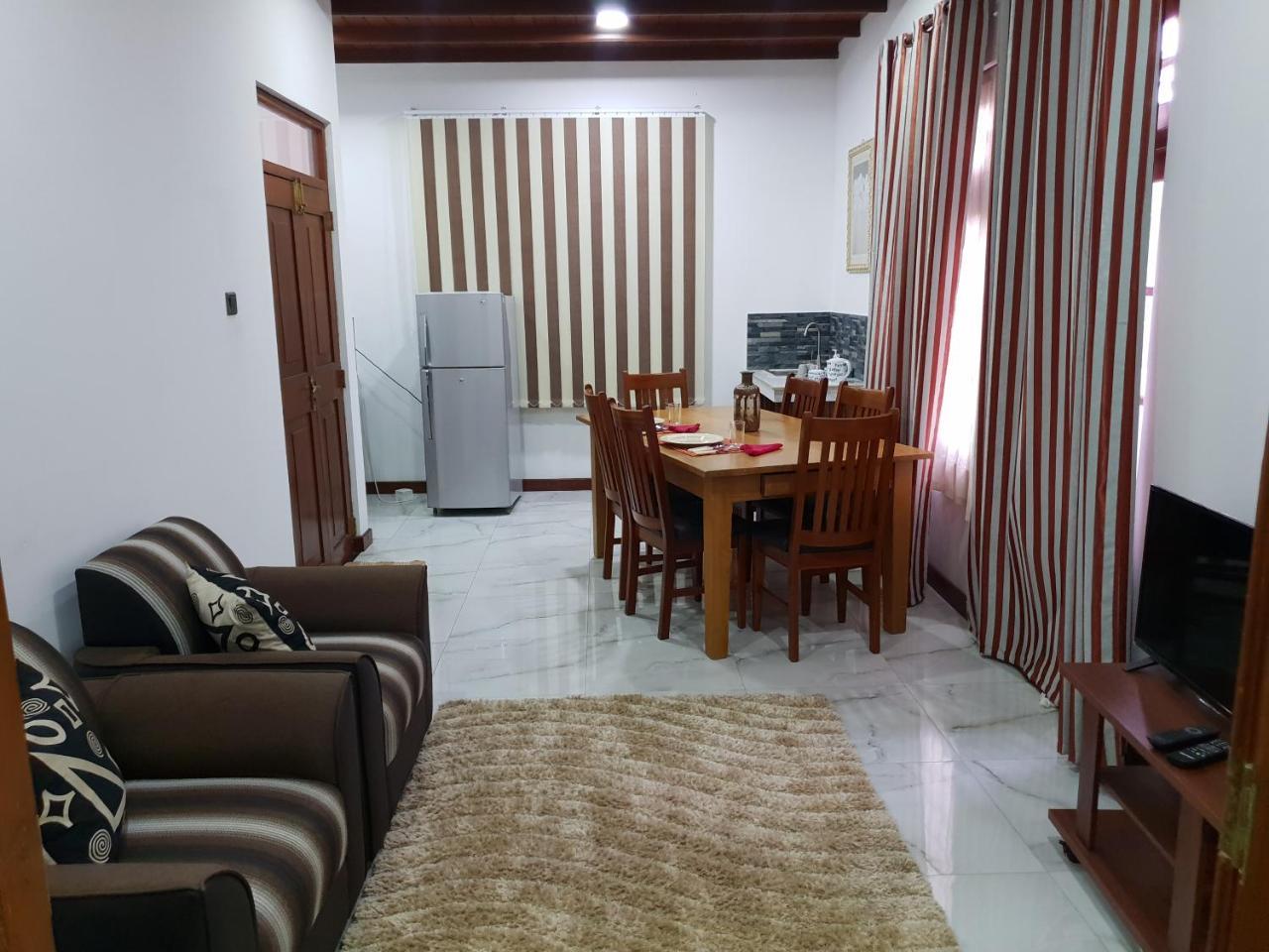 Ice Berg Apartment Dehiwala-Mount Lavinia Bagian luar foto