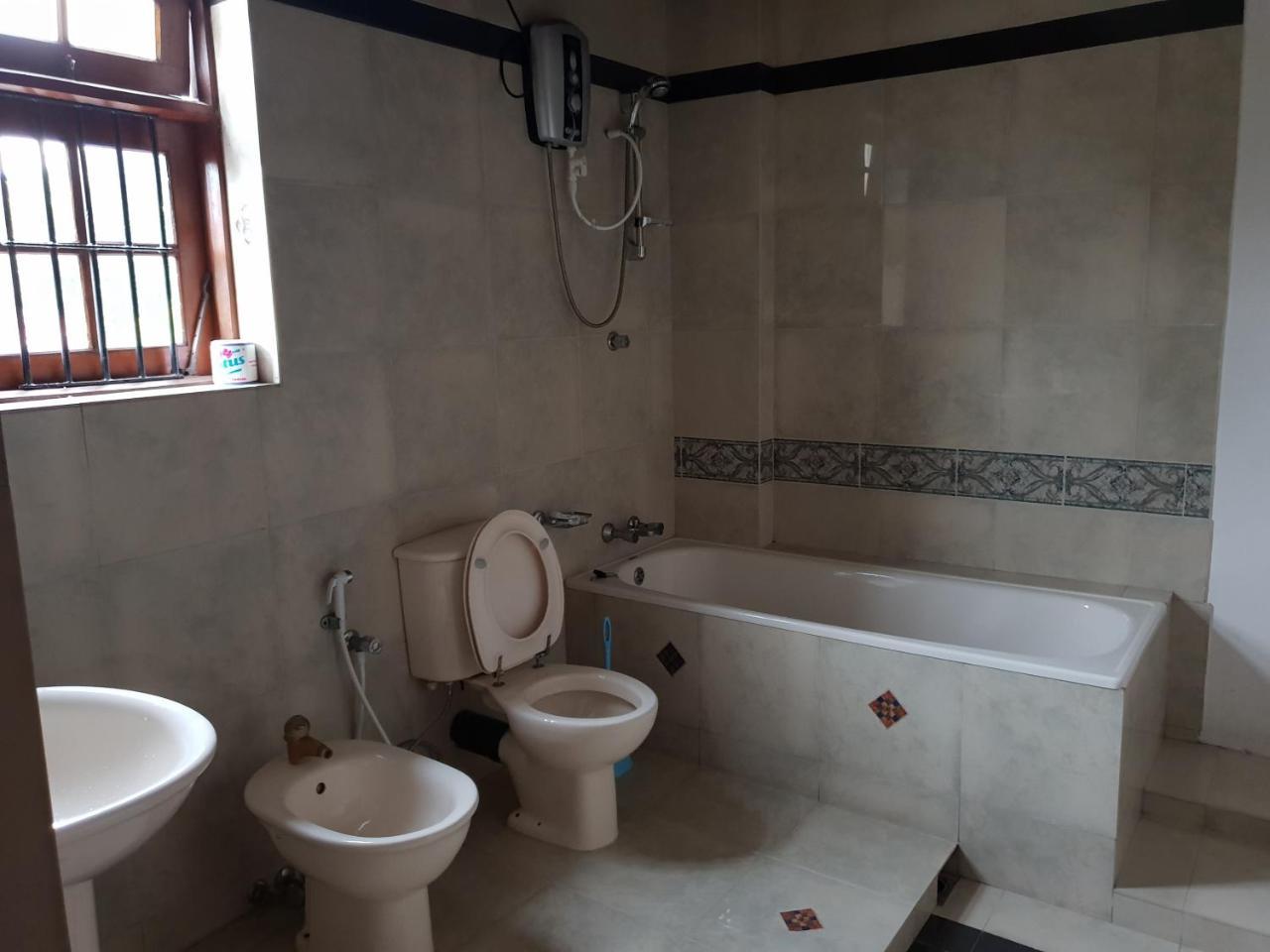 Ice Berg Apartment Dehiwala-Mount Lavinia Bagian luar foto